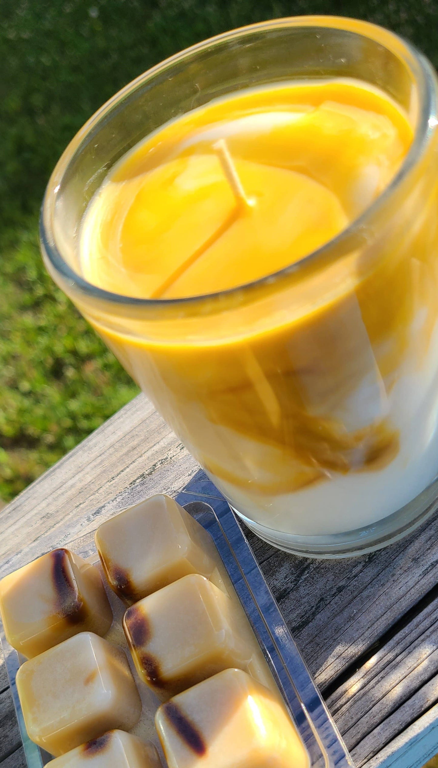 Swirled 2.5 oz wax melt golden brown