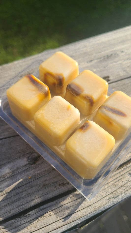 Swirled 2.5 oz wax melt golden brown